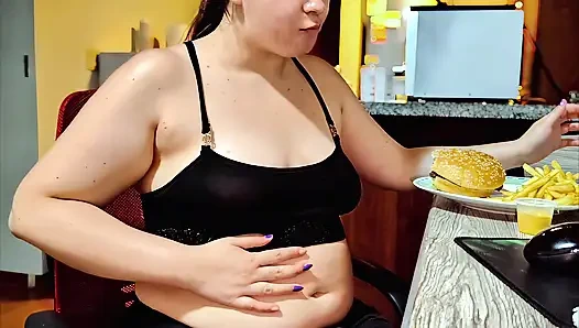 Nicole'ün burger göbek doldurma seansı