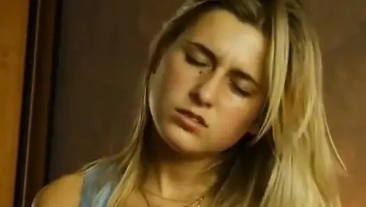 Gabriela genç amcığıyla oynuyor