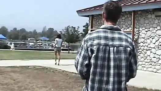 Güzel genç kız büyük yarakla amının içine domalarak dölleniyor