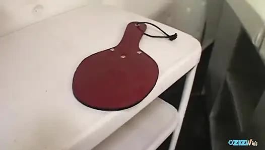 Bu sarışın biraz ucuz görünüyor ama vücudu en üstte