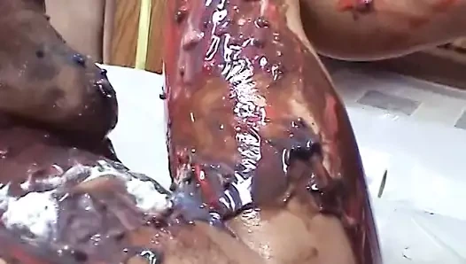 Seksi sarışın komşu tarafından sikiliyor ve yenilebilir boyayla bulaşıyor