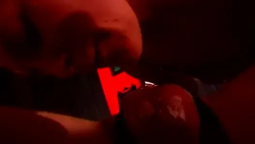 Döl sırılsıklam memelere ve gerilmiş deliklere damlayan ateşli ağda