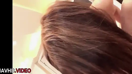 Asyalı baştan çıkarıcı kadın şehvetli sakso çekiyor ve sonra sert zevk için sertçe sikiliyor