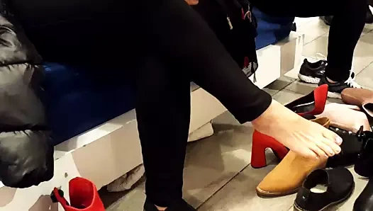 Ayakkabı alışverişi olgun, seksi ayaklar, uzun ayak parmakları