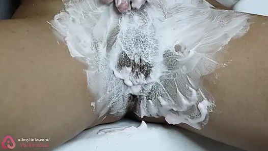 Karpuzlu tıraşlı kıllı amcığı tıraş ediyor köpük!