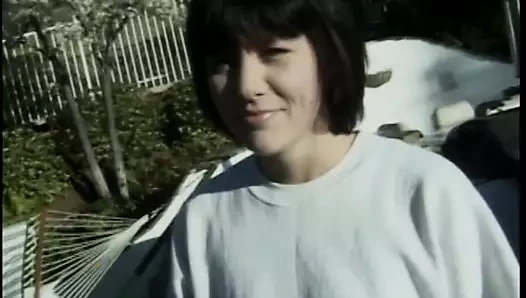 Starving busty sarışın lezbiyen yapar ona kız arkadaş için yalamak onu küçük pembe kedi