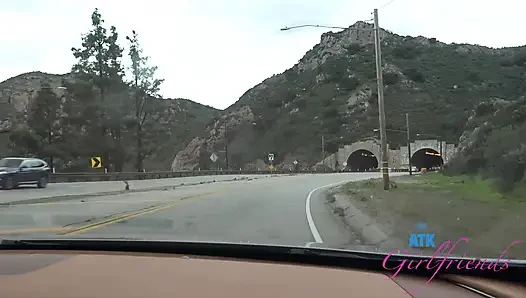 Selena ile plaj günü eğlencesi: yalınayak kum ve kabuklar, sonra yol kenarında ıslak sakso!