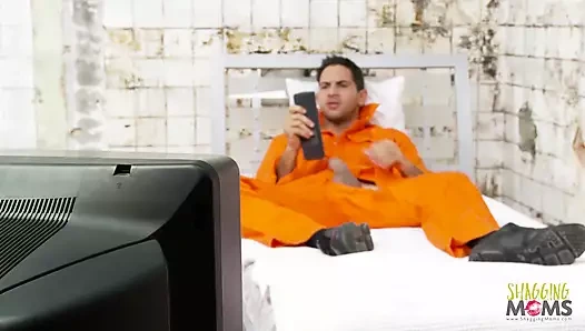 Azgın mahkum yarağını büyük memeli bir sürtükten memnun ediyor