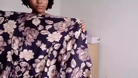 Siyah genesis, büyük kahverengi hindistancevizlerini ortaya koyuyor