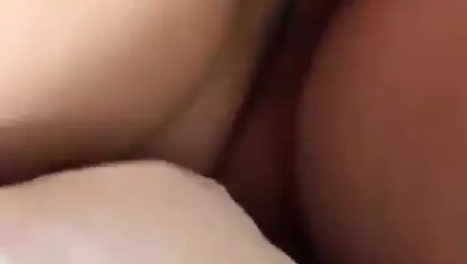 Amcık dölünü ovuyor