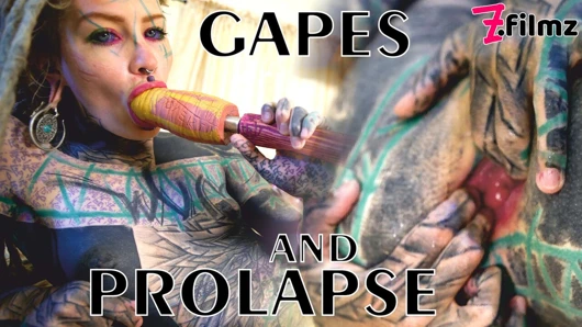 Dövmeli kız amını ve götünü parmaklıyor