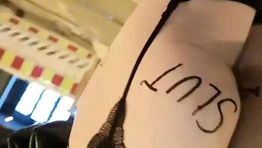 Takılı ve kilitli korkak vücut yazısı ile halka açık yürüyüş