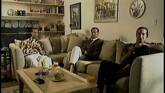 Çarpıcı sarışın üçlü sekste bir piliç tarafından amını yalatıyor