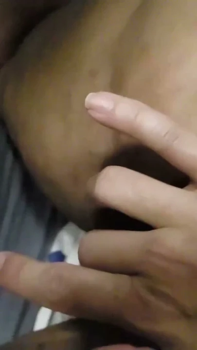 Amatör üçlü grup seks ev yapımı zenci çocuk boşalıyor ve kocası tamamen damlayanları temizliyor | Klip 1