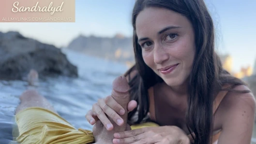 Bu İspanyol kız kristal bir bardağa binene kadar seni mastürbasyon yapıyor