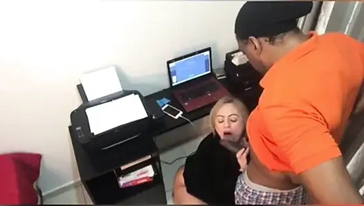 Clarkes Boutaine ve Ines Ventura ofiste