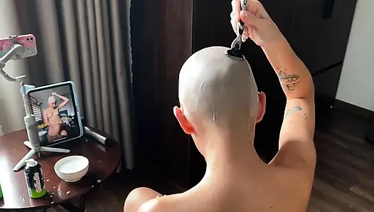 Tamamen kelim! Kafamı makaslayıcı ve tıraş bıçağıyla tıraş ediyorum, yıkıyorum ve yakın çekime dokunuyorum