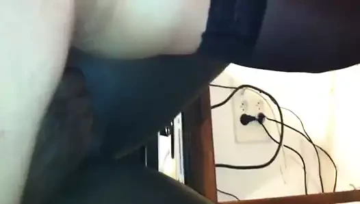 Femme au foyer doigte sa chatte mom milf cougar mouiller wet