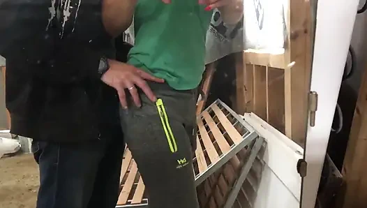 Bir işçi şantiyede sikişiyor ve içine boşalıyor