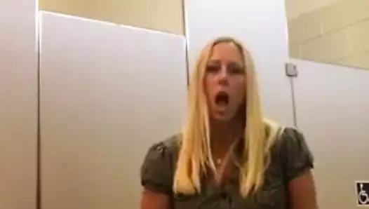 MİLF exibitionist adım anne faps içinde kamu banyo