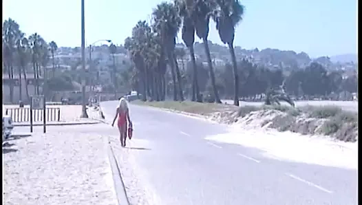 Ağartılmış sarışın bebek adama harika bir oral seks yapıyor