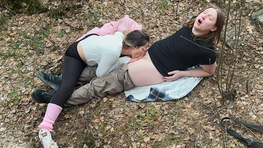 Esnek kız herkesin içinde sikiliyor