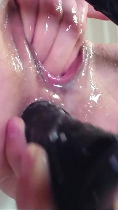 Büyük dildo minik götümü genişletiyor. Amcığım birden fazla fışkırtarak orgazm oluyor | Klip 1