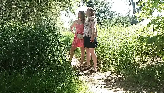 İki kadın kız ve olgun orta yaşlı seksi kadın herkesin içinde yol kenarında işeyen kırmızı külot çıkardı açık havada çiş lezbiyenler öpüşüyor