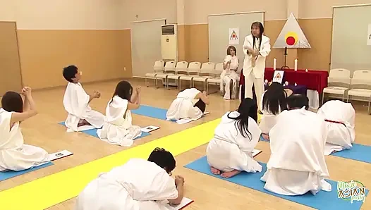 Bütün bu insanların büyük bir siyaha dua ettiği odaya girdi.