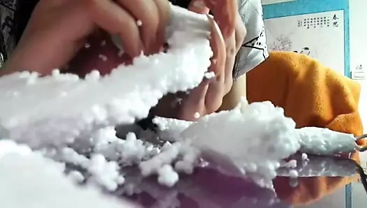 Kar şeytanı uzun tırnaklar tırmalamak