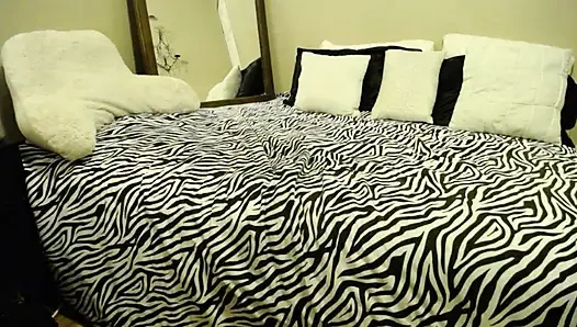 Göt tıkacı üvey anne büyük zenci yarağıyla kendini sikiyor ve sonra cam dildoyla götünü sikiyor