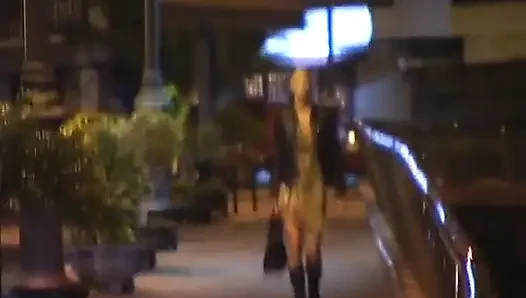 Adam onu yatak odasına götürüyor ve yatakta şişman amcık dudaklarını emiyor