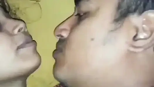 Videoda Bangladeşli kadın güzel ızgarayı emiyor