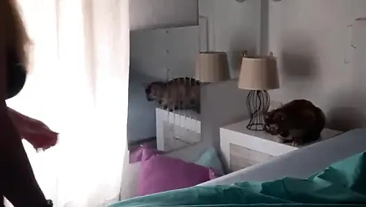 Bayan Fina selfie çubuğuyla mastürbasyon yapıyor, her zamankinden daha azgın