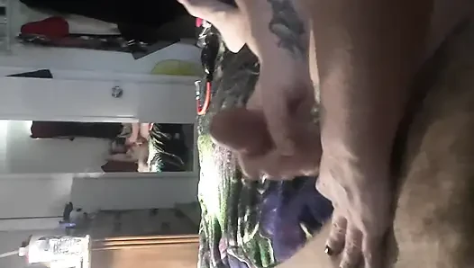 Seksi kızıl saçlı yarak gırtlağına kadar alıyor ve amcığını pompalıyor