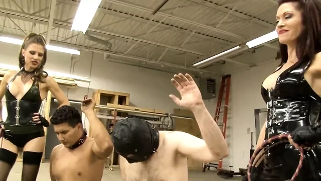 İki dom kölelerini kırbaçlıyor