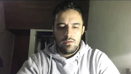 Sıcak seksi latino adam gets çıplak üzerinde kam