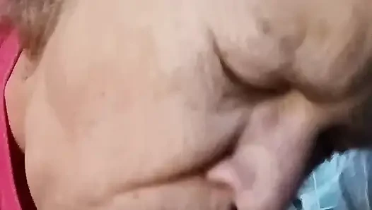 Bu adama sakso çekmemi izle! Ateşli orta yaşlı seksi kadın sakso çekiyor!