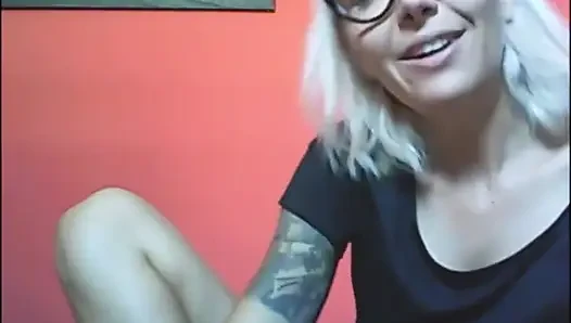 Gerçek bir penis uzmanı. Chantal bilgelikle samimi fotoğraflar ve yorumlar alıyor