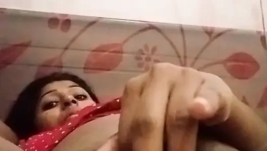 Yatakta parmaklıyorum