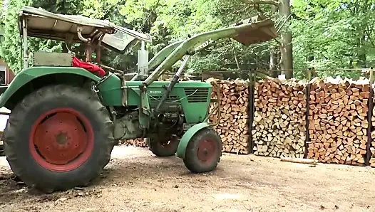 Ateşli Alman büyük memeler ve ağzına boşalma derlemesi