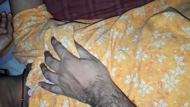 Соседка бхабхи занимается сексом у нее дома