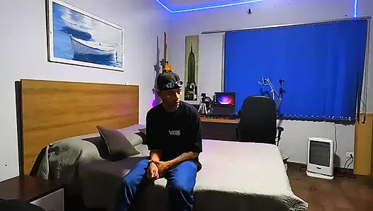 Mutfakta, buzdolabına yaslanıp benden daha fazlasını istedi