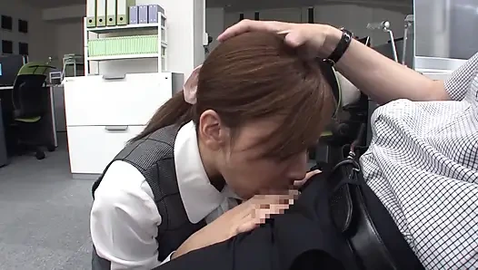 Boş ofis, iki iş arkadaşı gergin bir şekilde kayboldu.