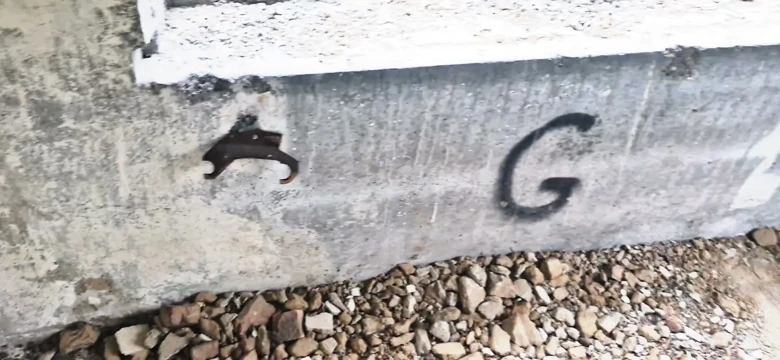 Terk edilmiş bir fabrikada genç bir sikici babasıyla tanıştı ve gelene kadar deliklerini sert sikti