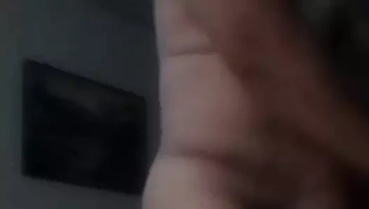 Nine bayan kıllı amının içine fışkırtana kadar siyah yarağa biniyor