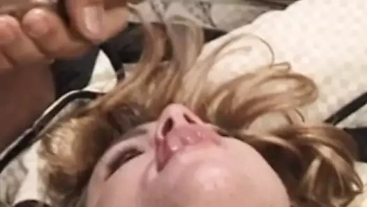 Karısının yabancılarla sallanmasına izin verdi