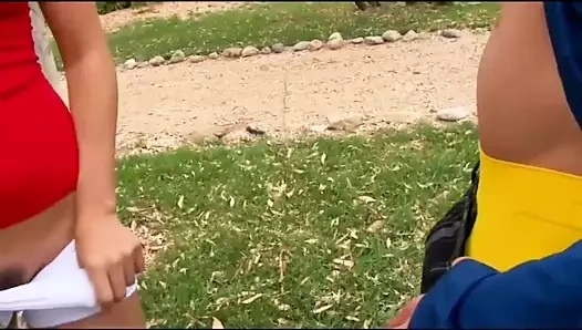 Büyük memeli sarışın uzun yürüyüşe çıkan kimse izinsiz girerken yakalandı