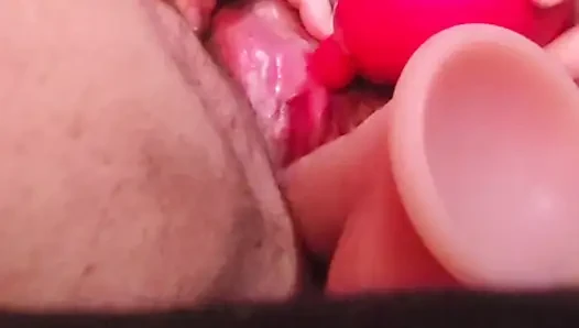 Yalayan vibratörle boşalıyor