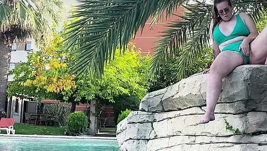 Havuzda parmaklıyor